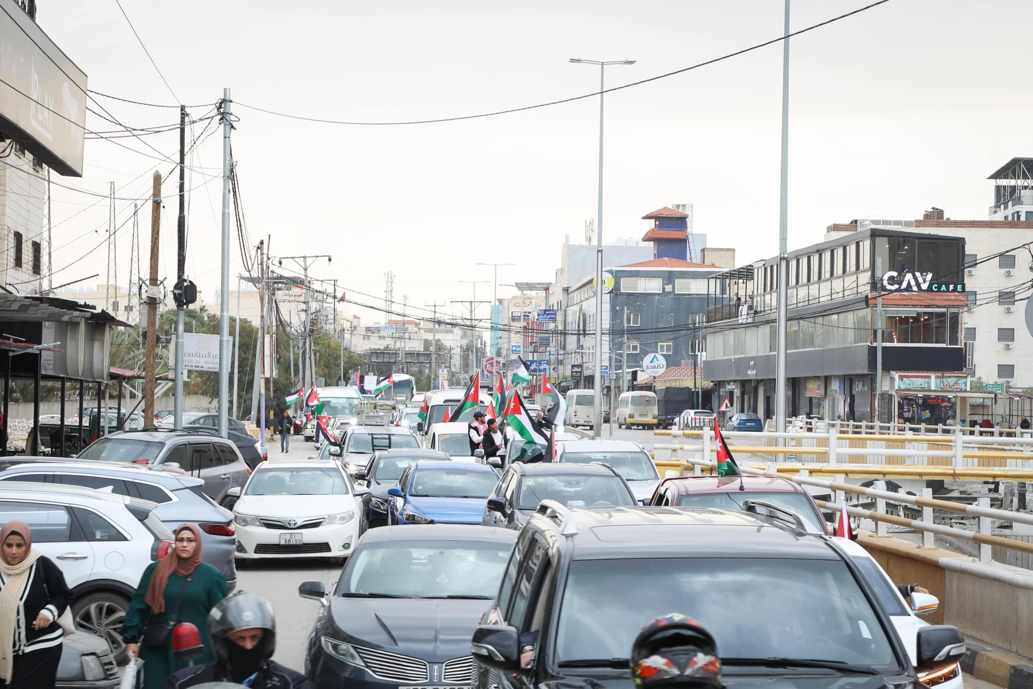 كهرباء اربد تشارك بمسيرة التأييد والولاء لسيد البلاد